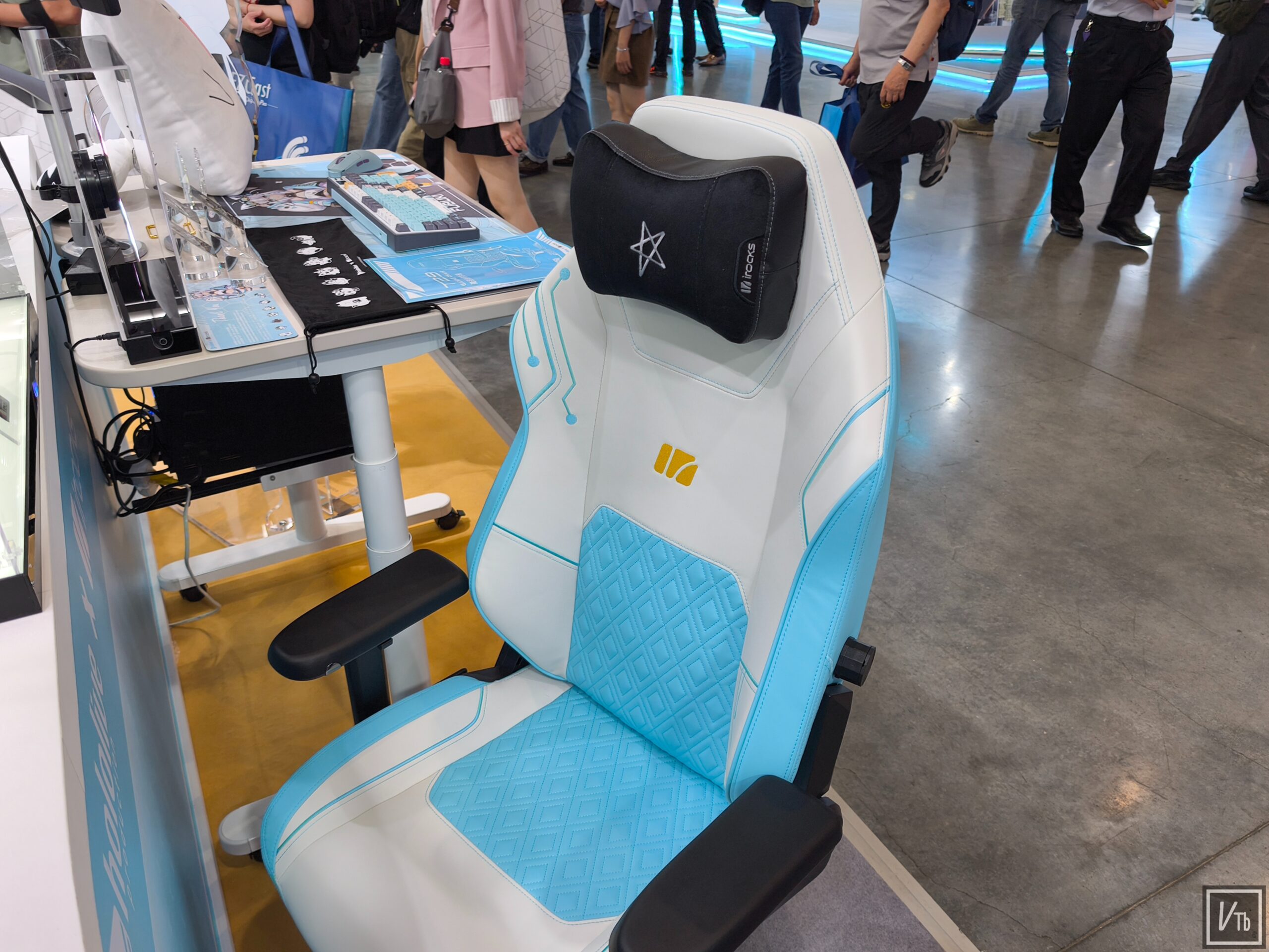 白上吹雪聯名商品降臨Computex，iRocks鍵盤與工學椅現場實拍 圖 3