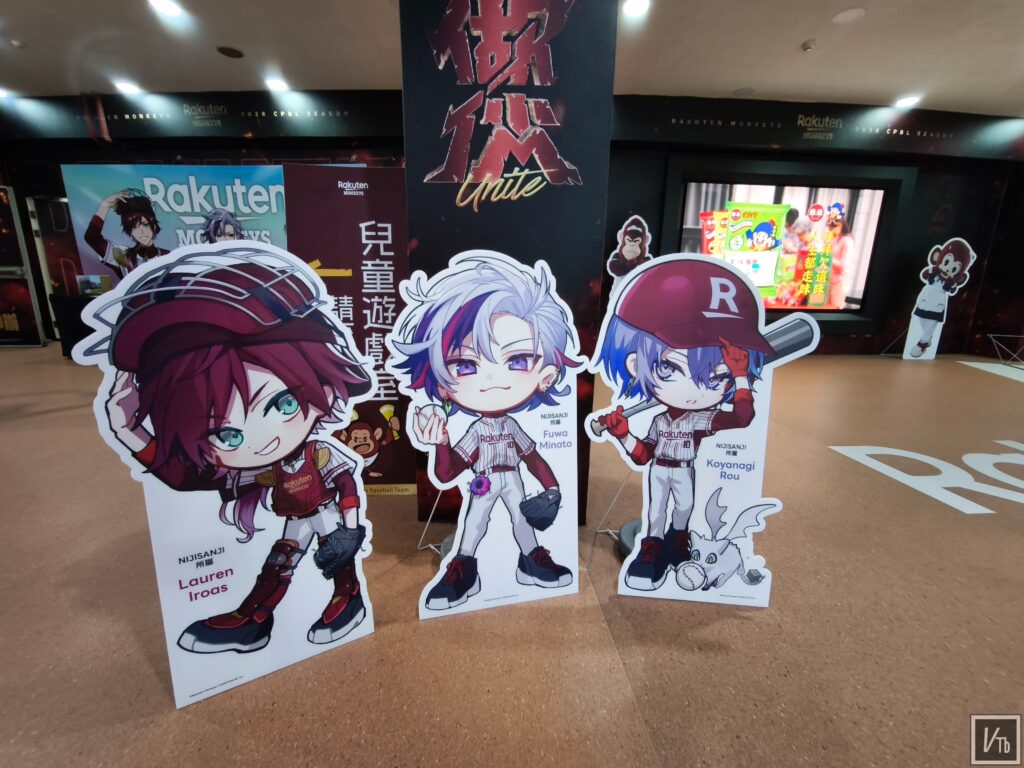 樂天桃猿 NIJISANJI 主題日 佈置 Q版立牌 02。現場拍攝。