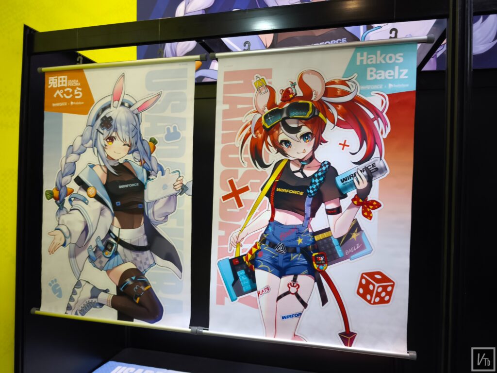 WirForce 2026 hololive 聯名 商店掛軸。現場拍攝。
