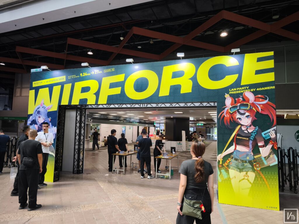 WirForce 2026 hololive 聯名 門口Wirforce標誌。現場拍攝。
