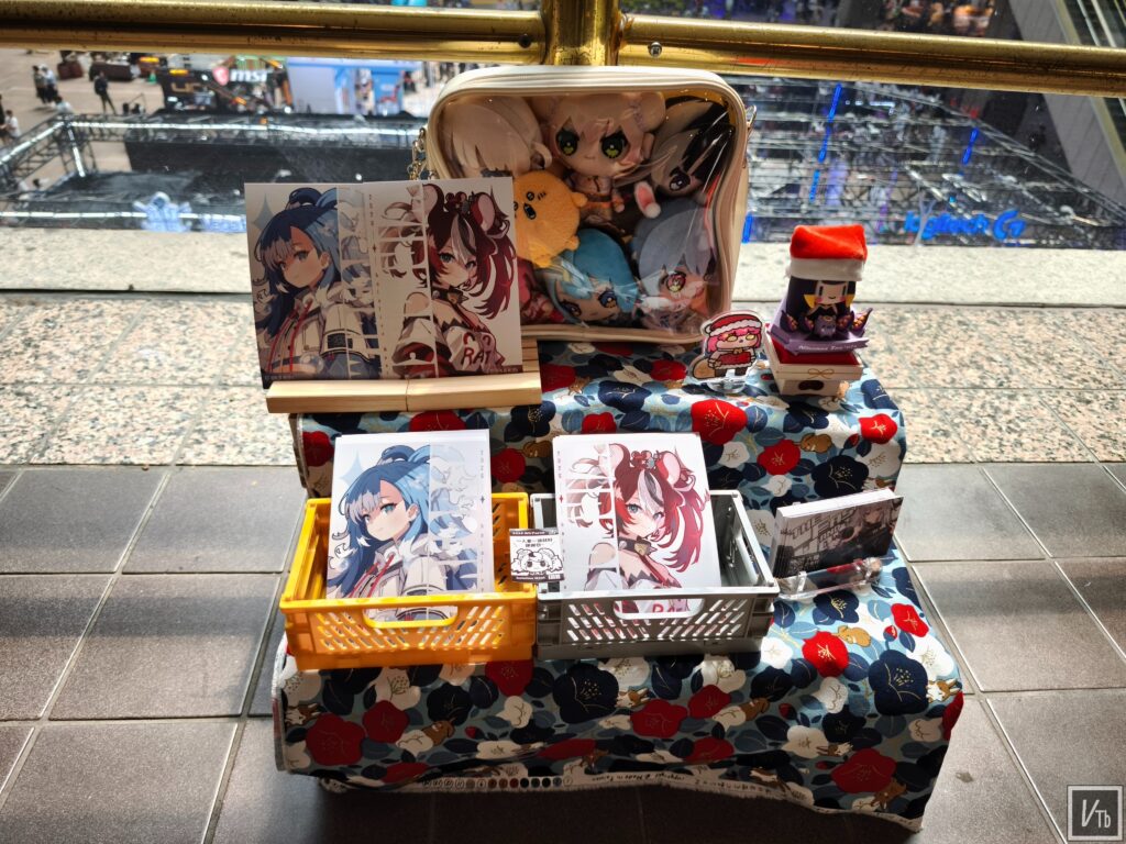 圖輯／WirForce × hololive Meet登場，繪師「村長」場外擺迷你祭壇、發放應援明信片